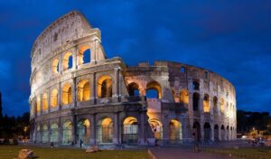 L'Anfiteatro Flavio privo dei settori nord-est e sud-est a causa dei terremoti / Wikipedia commons