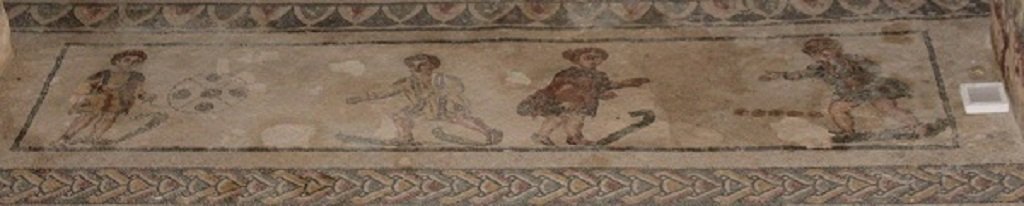 Fanciulli che giocano con le noci (a destra). Dal Cubicolo con scena erotica della Villa del Casale/ ph Maria Mento