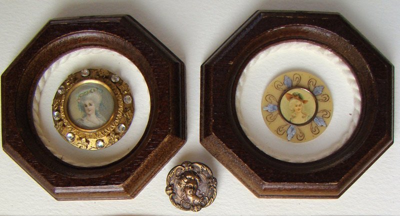 A sinistra: bottone su metallo con otto zaffiri e otto rosette, la miniatura sotto vetro in cerchio dorato. Databile metà 1800. A destra: bottone su materiale sperimentale (xilolite) dipinta a mano la parte esterna, miniatura sotto vetro cerchio dorato. Databile fino 1800.